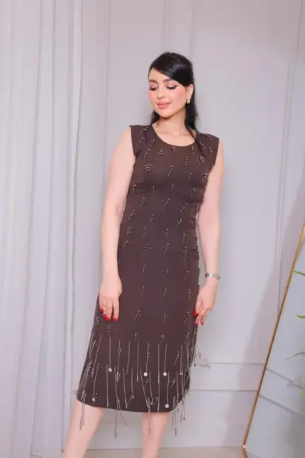 فستان بني مزخرف بتفاصيل لامعة